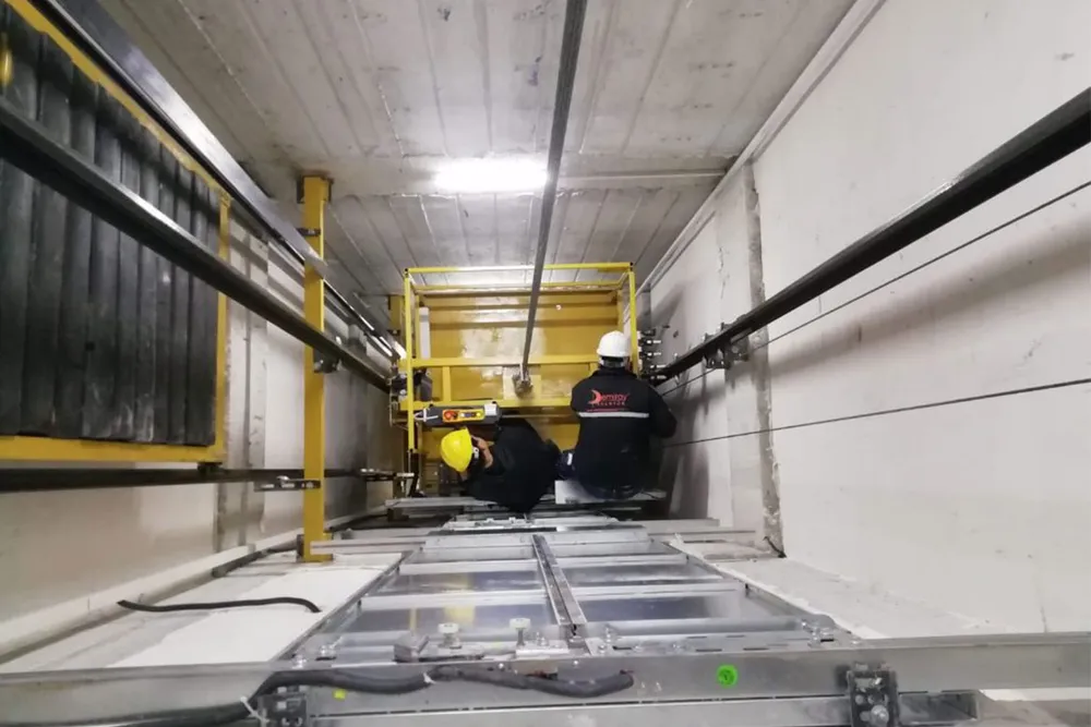 Asansör bakım ve servis çalışması yapan Demiray Asansör teknisyeni